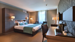 200 hotel rooms & suites
